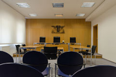 Bild zeigt einen Blick in den Sitzungssaal des Arbeitsgerichts Heilbronn- Kammern Crailsheim.